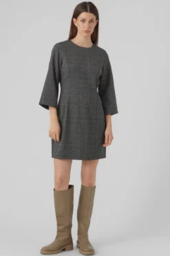 Vestido corto de manga 3/4