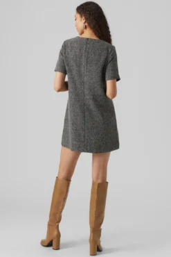 Vestido corto de manga corta
