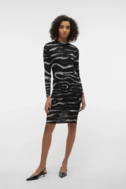 Vestido corto de manga larga