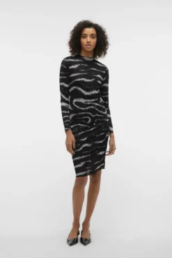 Vestido corto de manga larga