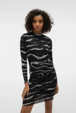 Vestido corto de manga larga
