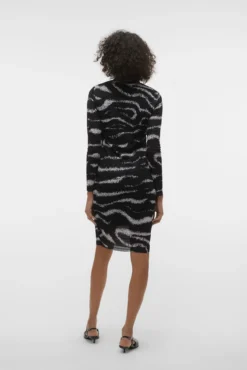 Vestido corto de manga larga