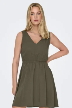 Vestido corto de tirantes anchos