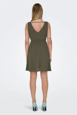 Vestido corto de tirantes anchos