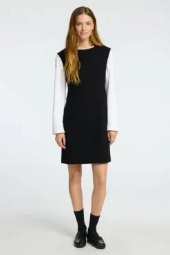 Vestido corto de tirantes confeccionado con materiales reciclados