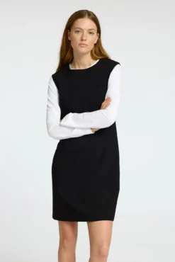 Vestido corto de tirantes confeccionado con materiales reciclados