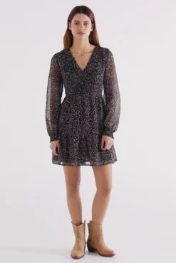 Vestido corto estampado goma escote
