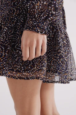 Vestido corto estampado goma escote