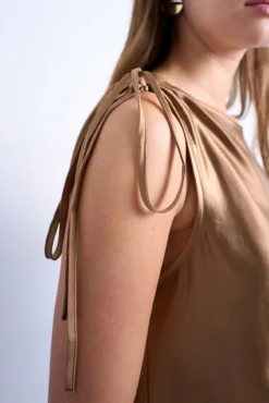 Vestido corto manga asimétrica