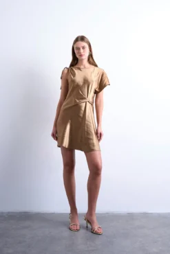 Vestido corto manga asimétrica