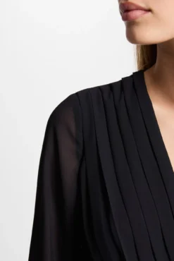 Vestido corto recto plisado