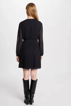 Vestido corto recto plisado