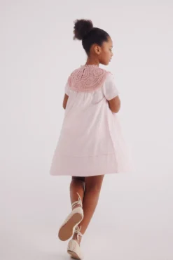 Vestido cuello crochet niña