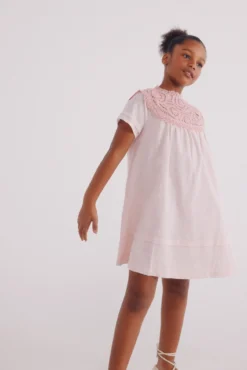 Vestido cuello crochet niña