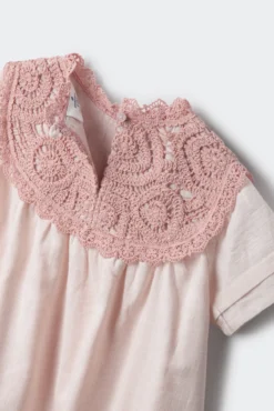 Vestido cuello crochet niña