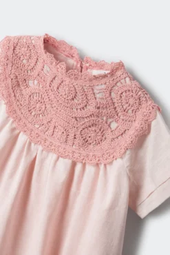 Vestido cuello crochet niña