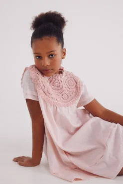 Vestido cuello crochet niña