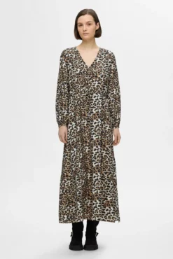 Vestido de leopardo largo confeccionado con Lenzing ECOVERO.