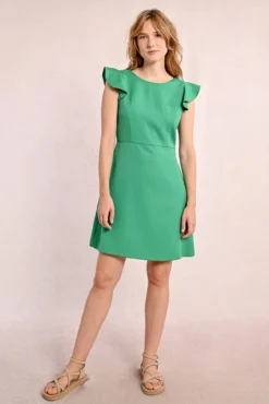 Vestido de manga corta y volantes
