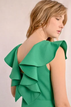 Vestido de manga corta y volantes