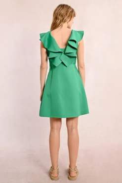 Vestido de manga corta y volantes