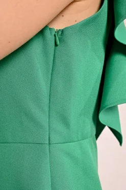 Vestido de manga corta y volantes