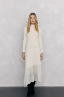 Vestido de punto bajo desagujado