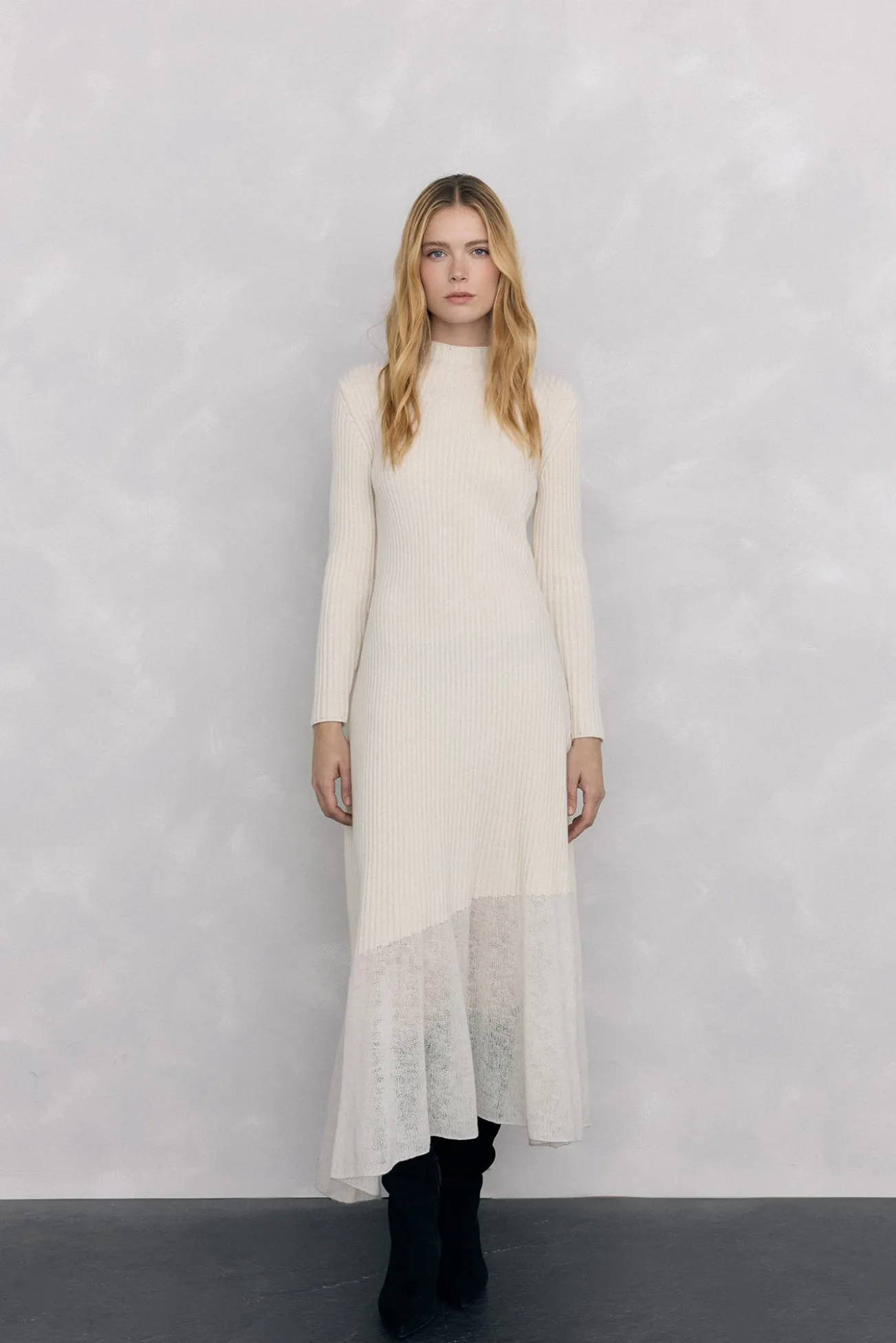 Vestido de punto bajo desagujado