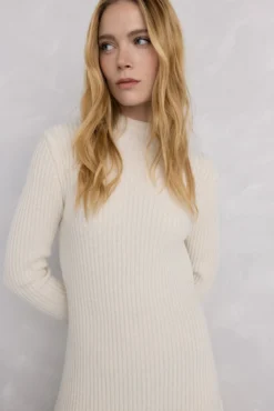Vestido de punto bajo desagujado