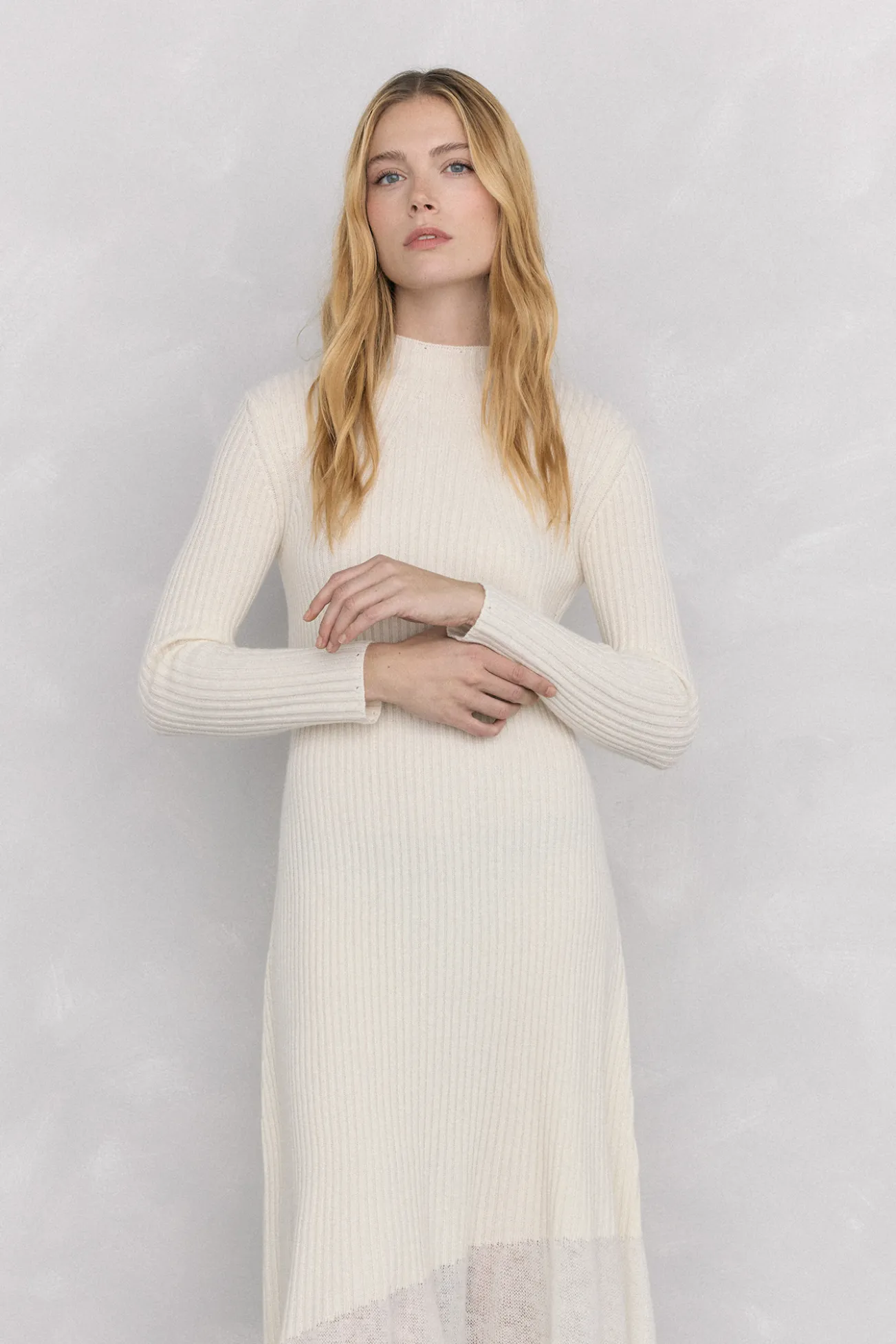 Vestido de punto bajo desagujado