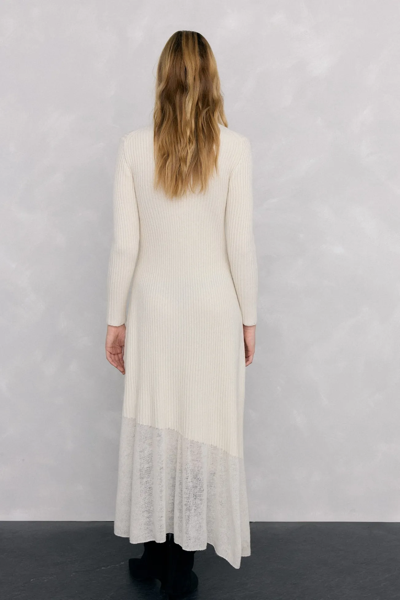 Vestido de punto bajo desagujado
