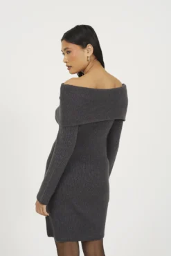 Vestido de punto con cuello bardot