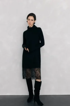 Vestido de punto con detalle de encaje en bajo.