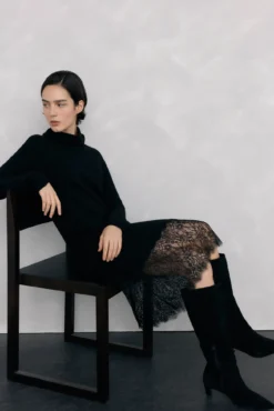 Vestido de punto con detalle de encaje en bajo.