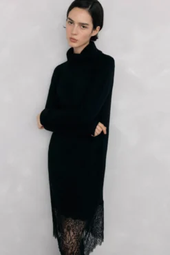 Vestido de punto con detalle de encaje en bajo.