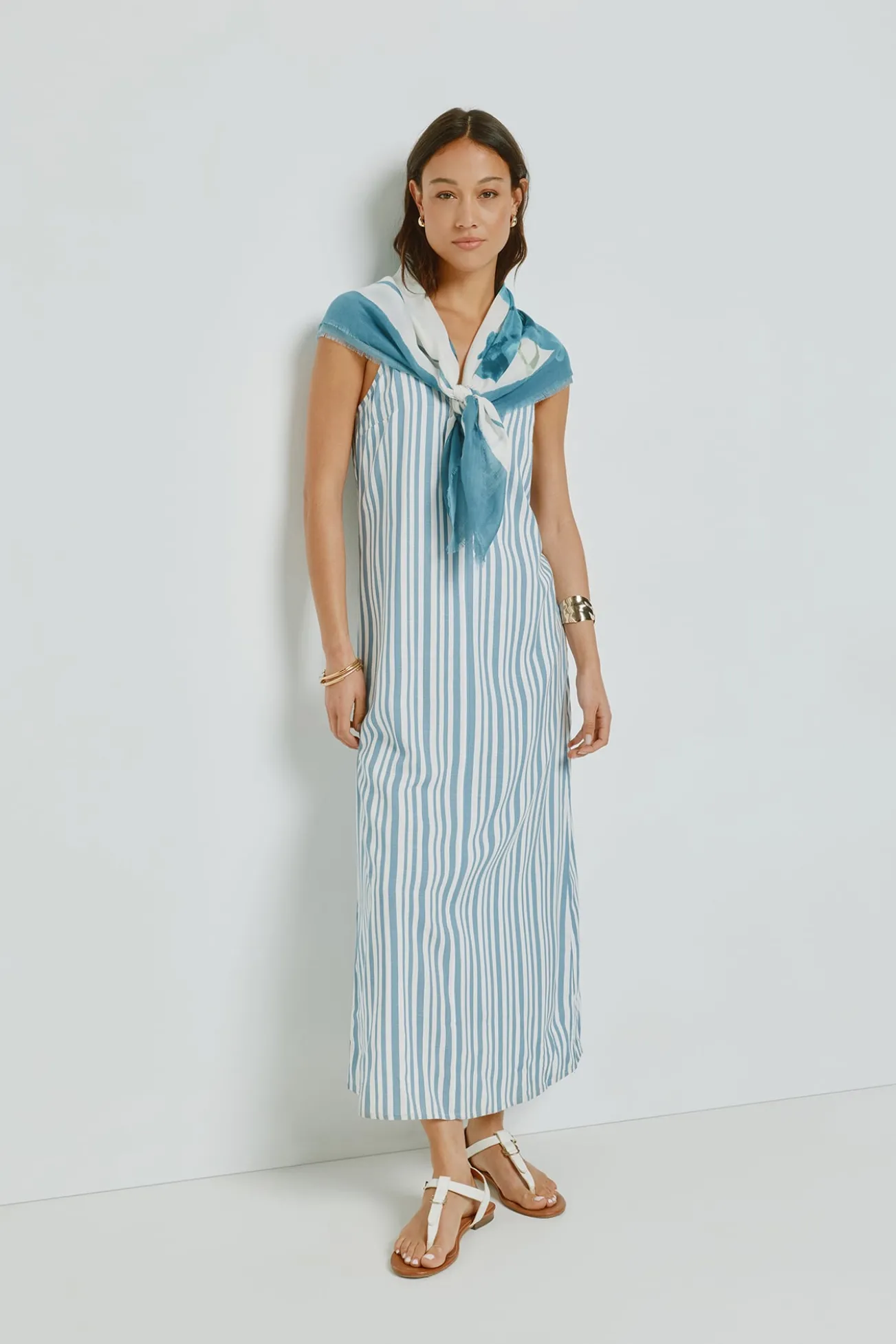 Vestido escote pico con tirantes