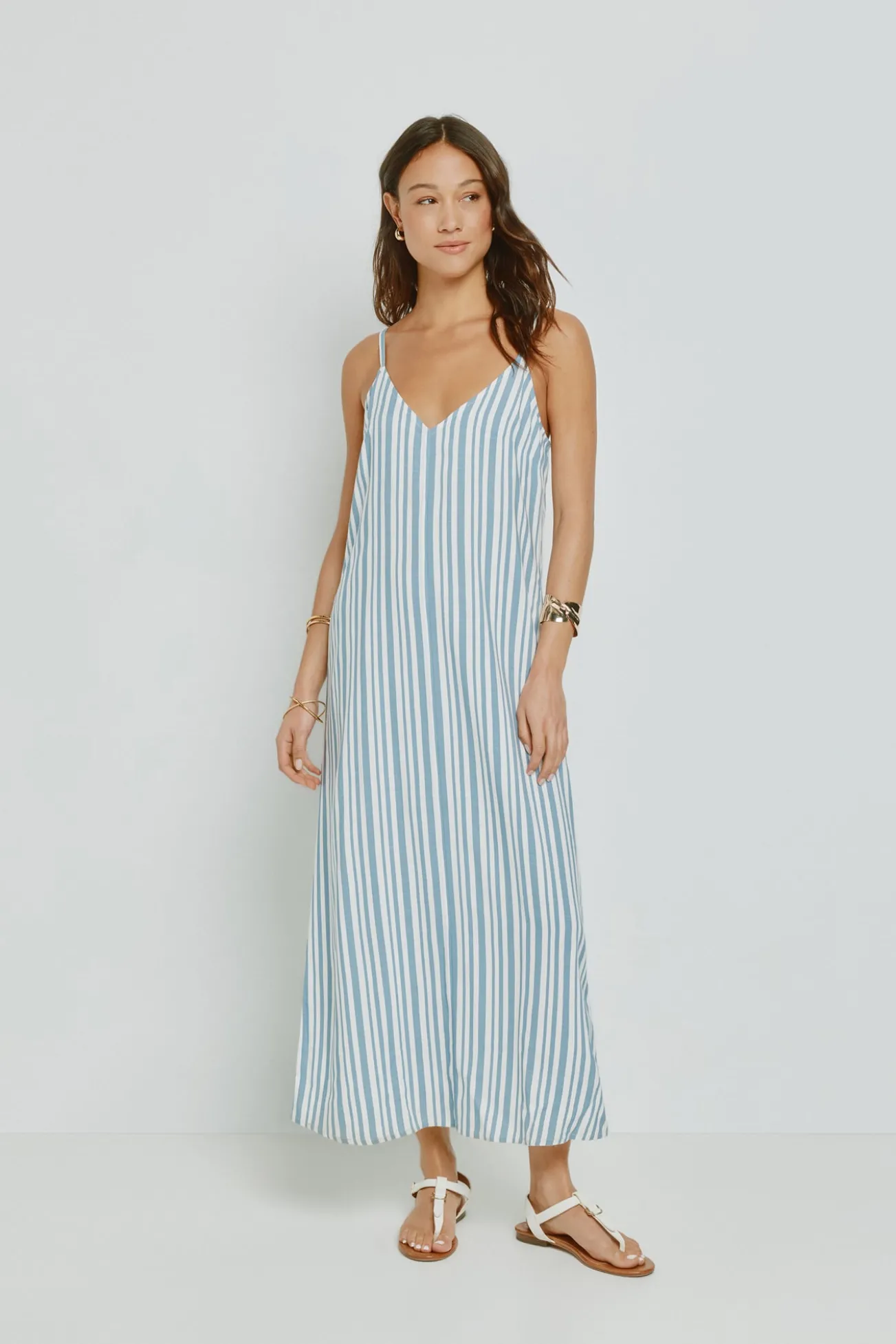 Vestido escote pico con tirantes