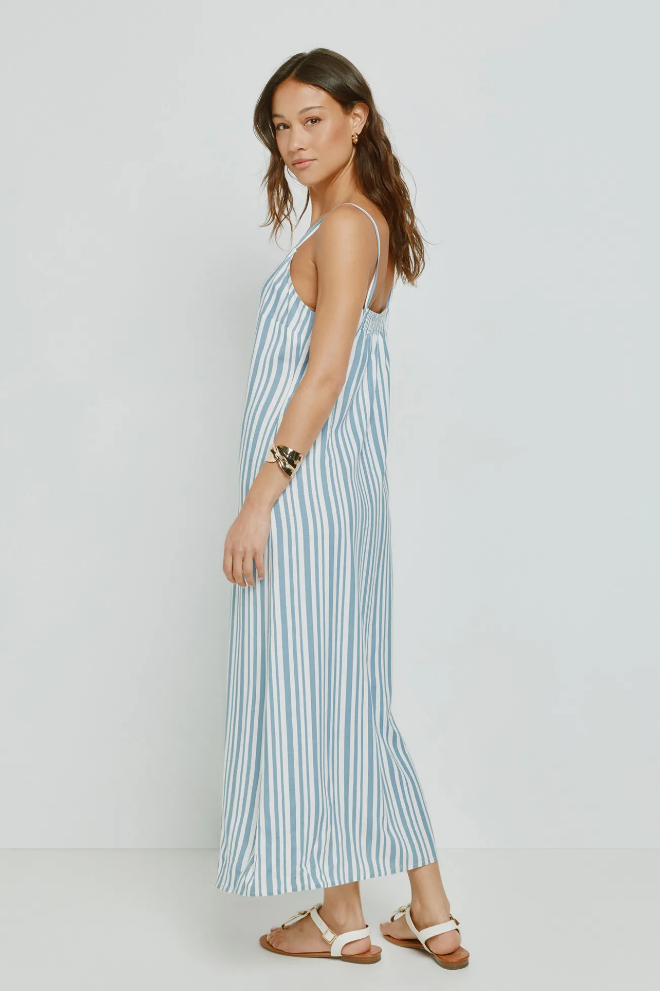 Vestido escote pico con tirantes
