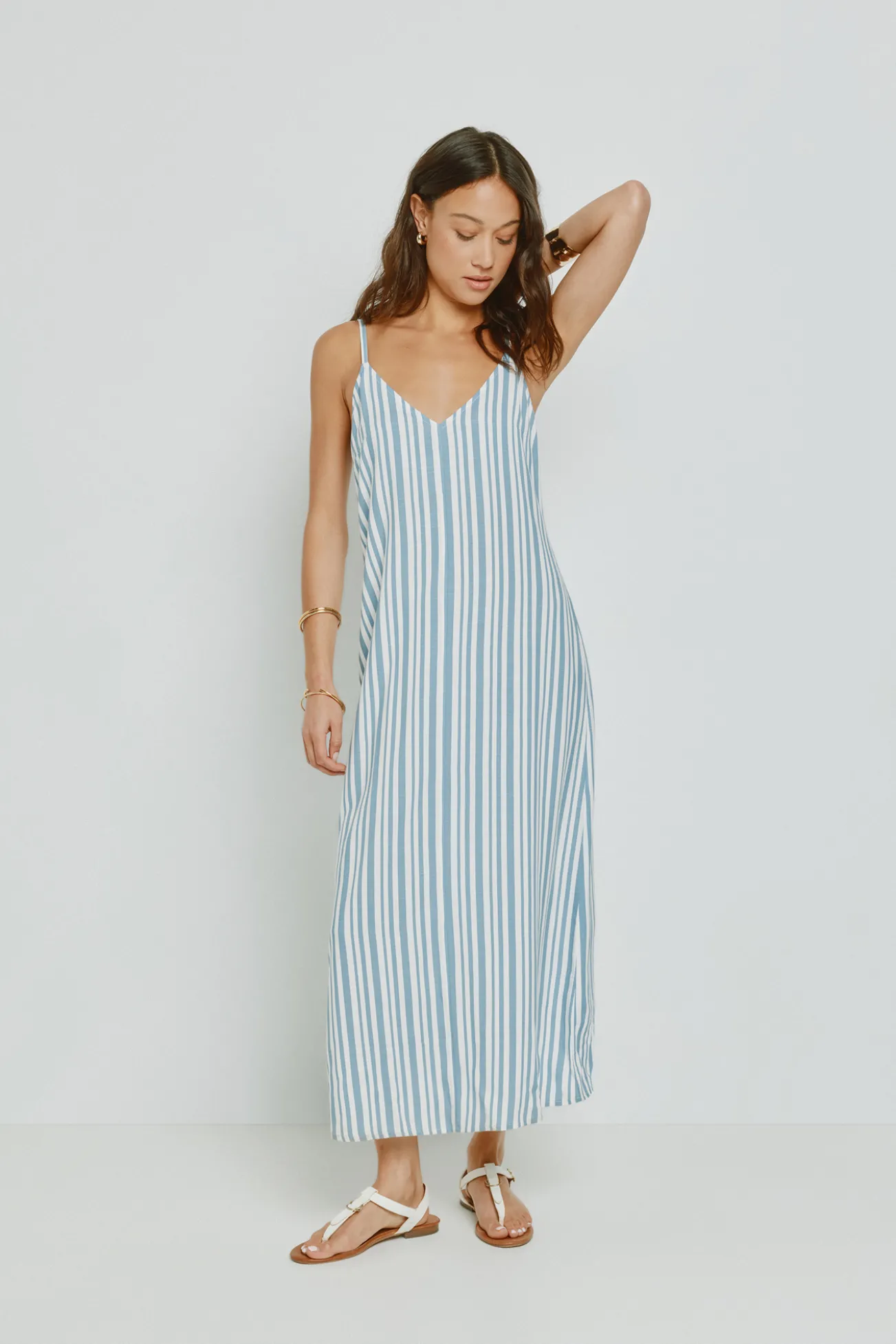 Vestido escote pico con tirantes
