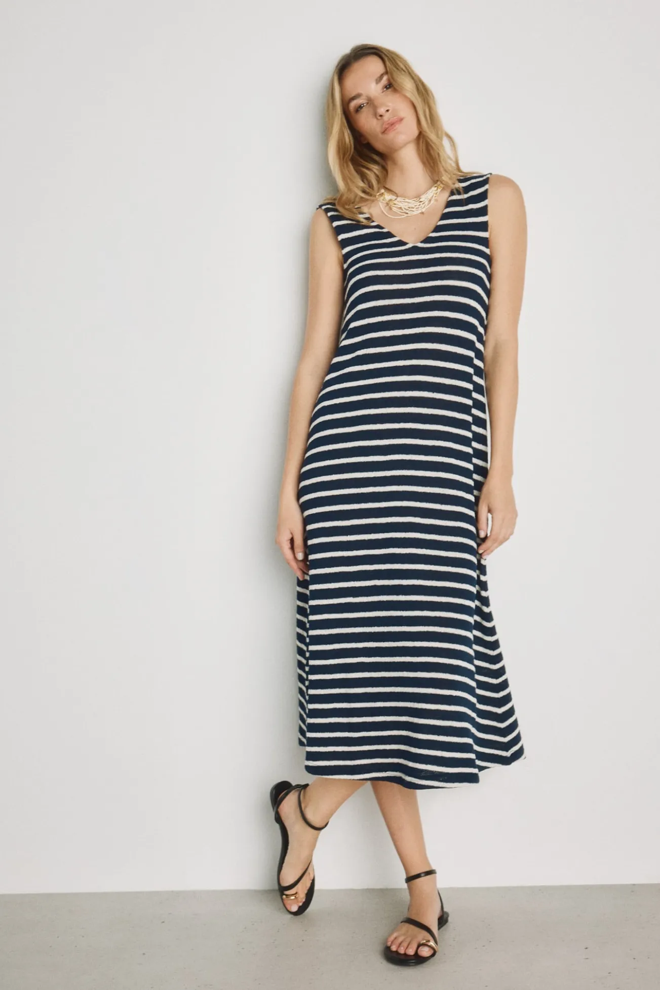 Vestido escote pico con tirantes