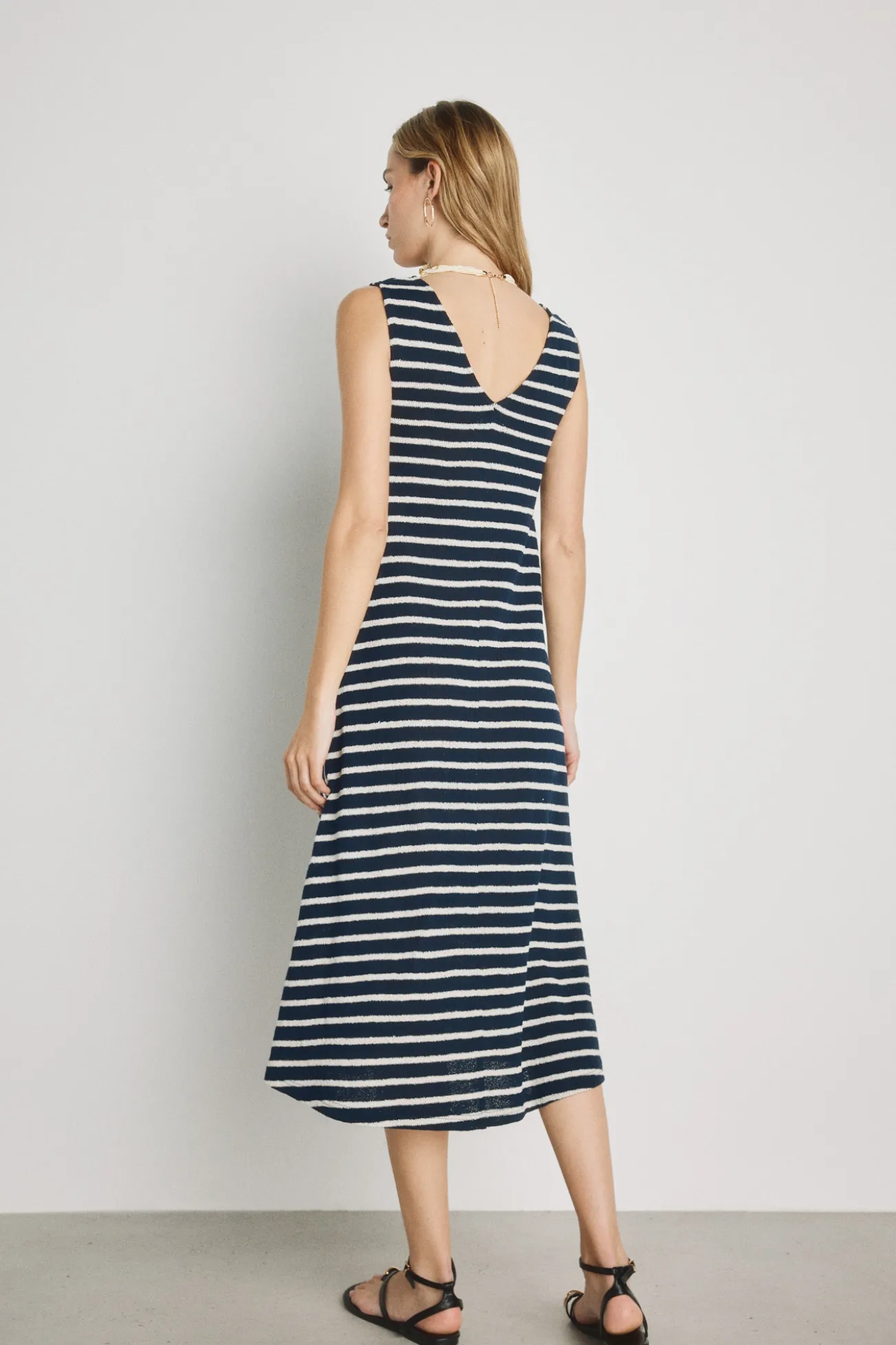 Vestido escote pico con tirantes