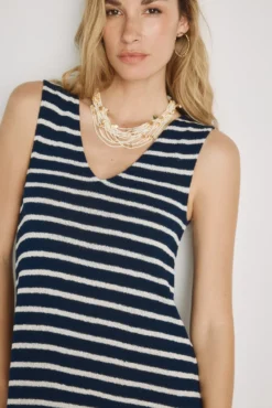 Vestido escote pico con tirantes