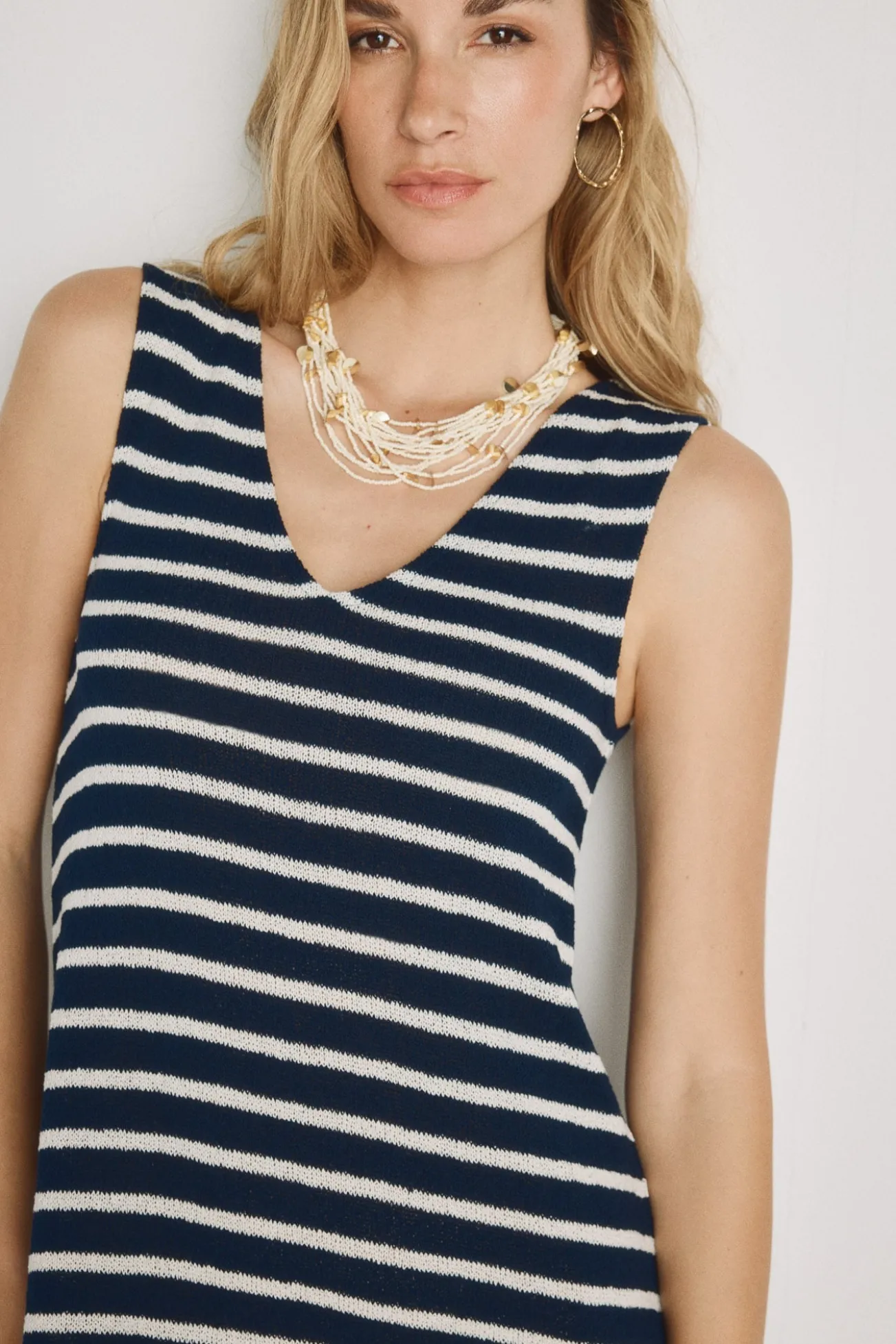 Vestido escote pico con tirantes