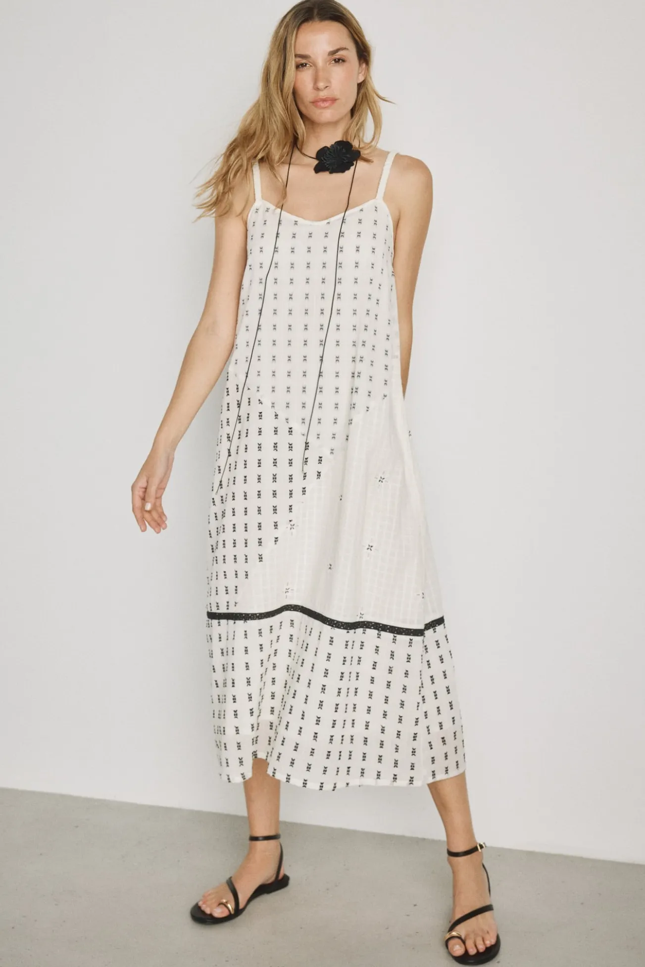 Vestido escote pico con tirantes