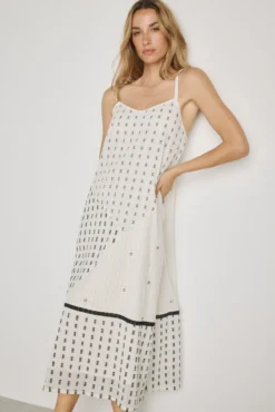 Vestido escote pico con tirantes