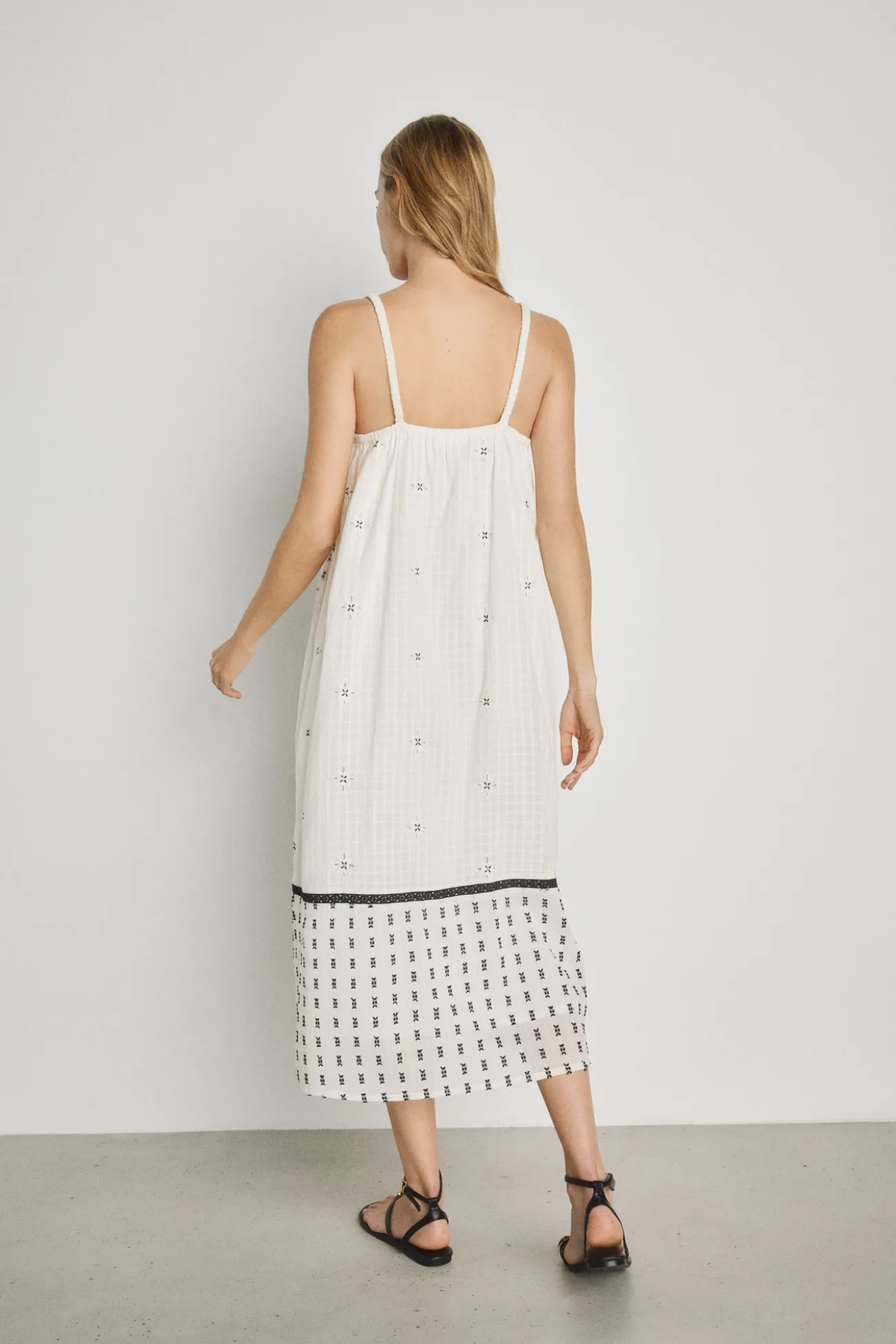 Vestido escote pico con tirantes