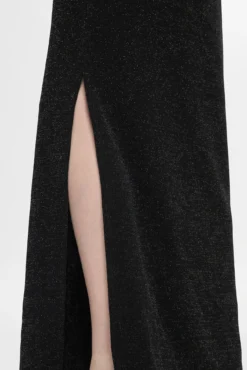 Vestido largo con brillo y escote barco.