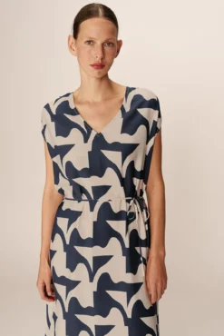 Vestido largo con estampado geométrico