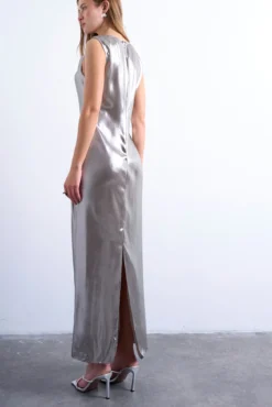 Vestido largo con hebilla metalica en el hombro