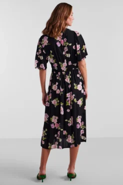 Vestido largo de mujer.